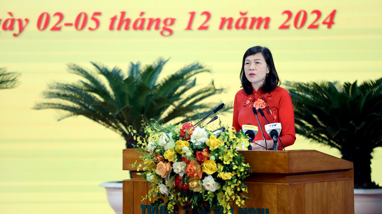 Đồng chí Phạm Thị Minh Xuân, Phó Chủ tịch Thường trực Hội đồng nhân dân tỉnh Tuyên Quang phát biểu bế mạc kỳ họp.