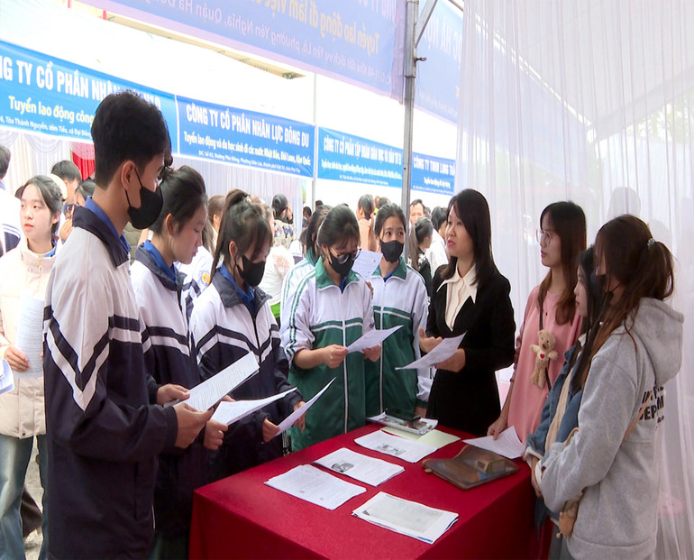 Tư vấn giới thiệu việc làm cho học sinh tại các xã Đại Phú và Thiện Kế.