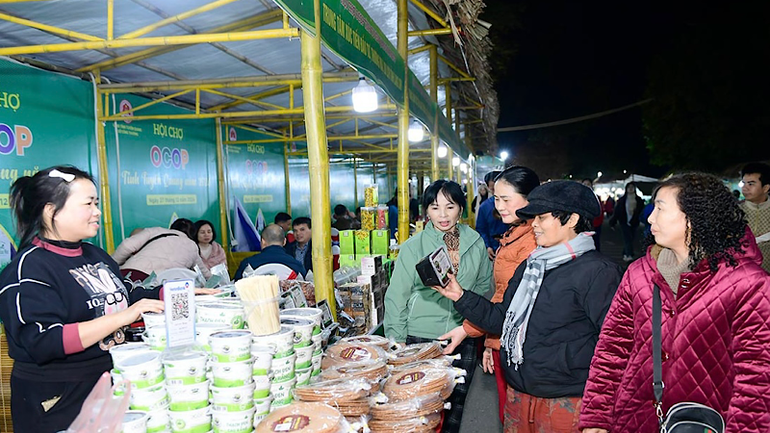 Người dân và du khách chọn mua sản phẩm OCOP tại hội chợ.
