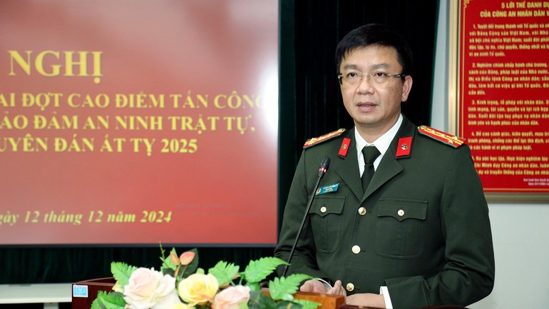 Đại tá Phạm Kim Đĩnh, Giám đốc Công an tỉnh Tuyên Quang phát lệnh ra quân triển khai đợt cao điểm tấn công tội phạm bảo đảm an ninh trật tự, bảo vệ Tết Nguyên đán Ất Tỵ 2025.