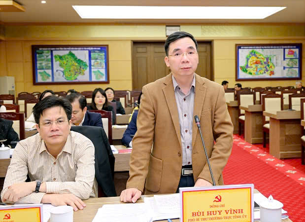 Phó Bí thư Thường trực Tỉnh ủy Bùi Huy Vĩnh phát biểu ý kiến.