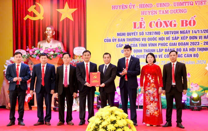 Bí thư Huyện ủy Nguyễn Thanh Tùng trao quyết định chỉ định Ban Thường vụ Đảng ủy xã Hội Thịnh.