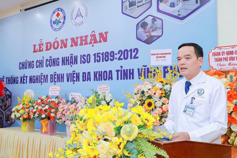 Bác sĩ chuyên khoa II Lê Văn Tịnh, Giám đốc Bệnh viện phát biểu ý kiến.