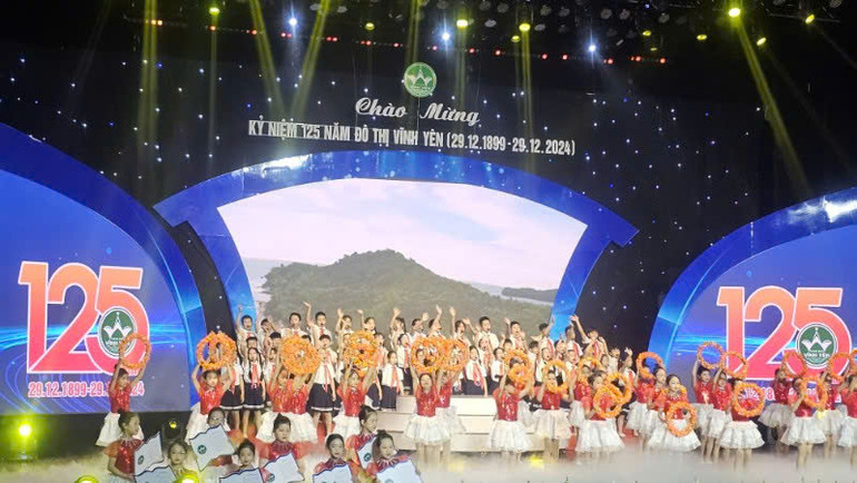 Màn múa hát của thiếu nhi thành phố Vĩnh Yên.