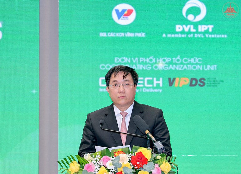 Chủ tịch Ủy ban nhân dân tỉnh Vĩnh Phúc Trần Duy Đông phát biểu ý kiến.