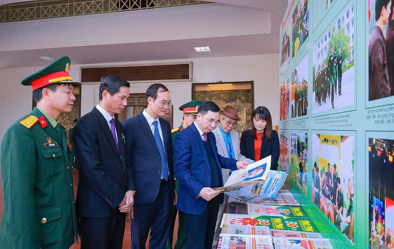 Các đại biểu tham quan khu trưng bày các tác phẩm ảnh báo chí.