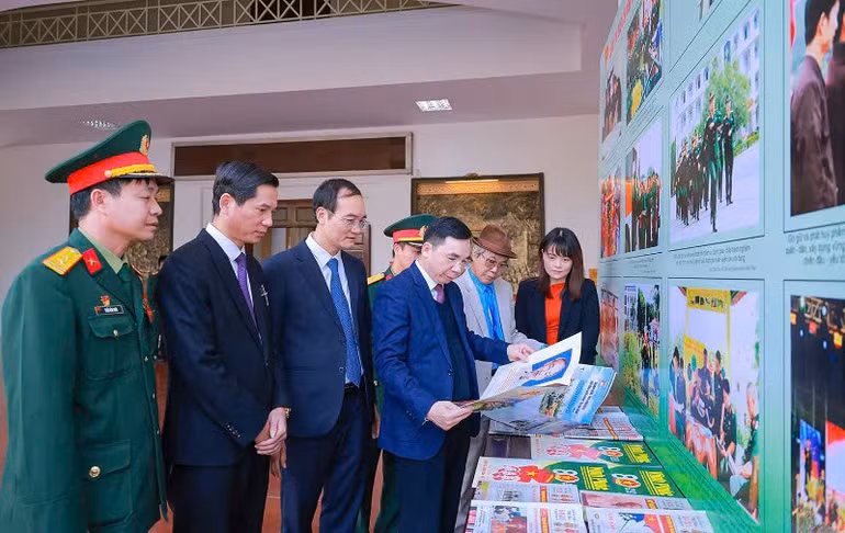 Các đại biểu tham quan khu trưng bày các tác phẩm ảnh báo chí. Các đại biểu tham quan khu trưng bày các tác phẩm ảnh báo chí.