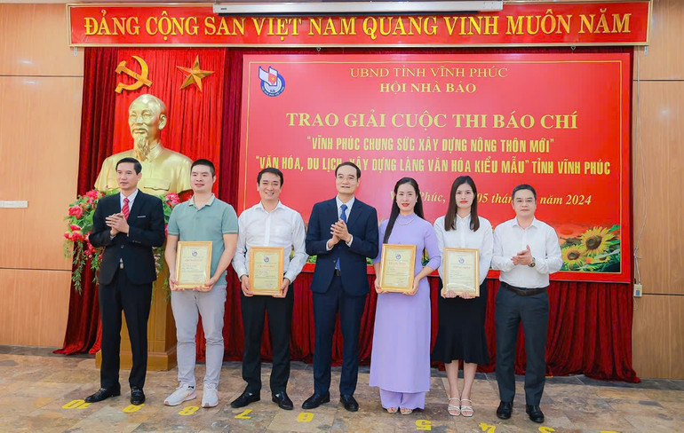 Các tác giả, nhóm tác giả đạt giải B cuộc thi “Vĩnh Phúc chung sức xây dựng nông thôn mới".