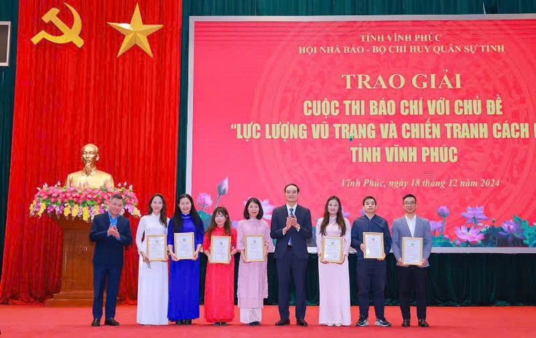 Lãnh đạo Hội Nhà báo tỉnh, Sở Thông tin-Truyền thông trao giải B cho các tác giả.