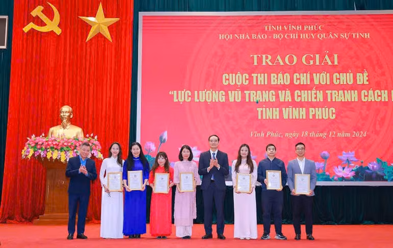 Lãnh đạo Hội Nhà báo tỉnh, Sở Thông tin-Truyền thông trao giải B cho các tác giả. Lãnh đạo Hội Nhà báo tỉnh, Sở Thông tin-Truyền thông trao giải B cho các tác giả.