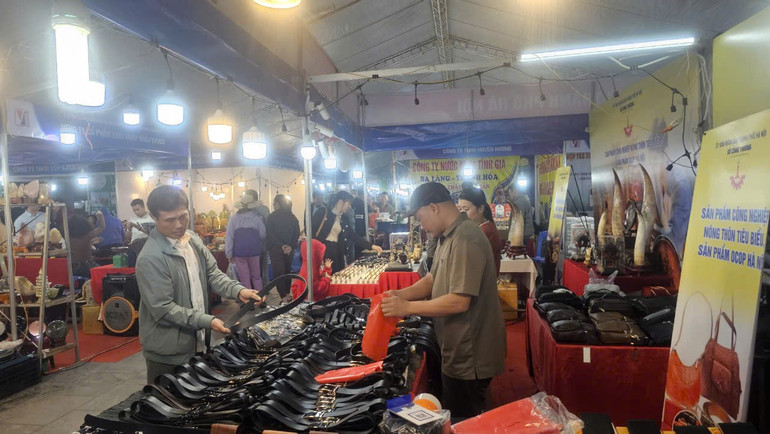 Người dân tham quan các gian hàng tại hội chợ. Người dân tham quan các gian hàng tại hội chợ.