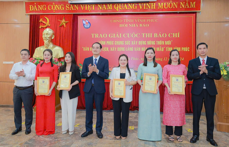 Các tác giả, nhóm tác giả đạt giải B cuộc thi “Văn hóa, du lịch, xây dựng Làng văn hóa kiểu mẫu" tỉnh Vĩnh Phúc.