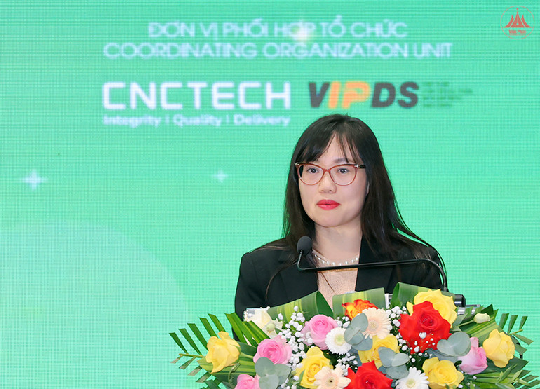 Tiến sĩ Vương Thị Minh Hiếu, Phó Vụ trưởng Vụ Quản lý các khu kinh tế tham luận tại diễn đàn.