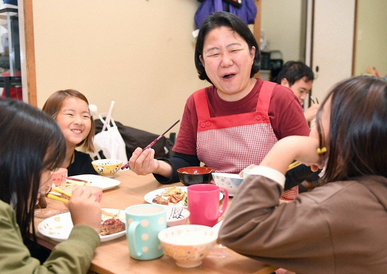 Bữa ăn tại nhà ăn dành cho trẻ em ở phường Nishinari, Osaka do Trung tâm chăm sóc trẻ em Nishinari vận hành. Ảnh | Mainichi Bữa ăn tại nhà ăn dành cho trẻ em ở phường Nishinari, Osaka do Trung tâm chăm sóc trẻ em Nishinari vận hành. Ảnh | Mainichi