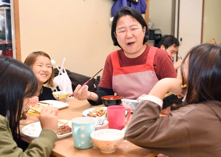Bữa ăn tại nhà ăn dành cho trẻ em ở phường Nishinari, Osaka do Trung tâm chăm sóc trẻ em Nishinari vận hành. Ảnh | Mainichi