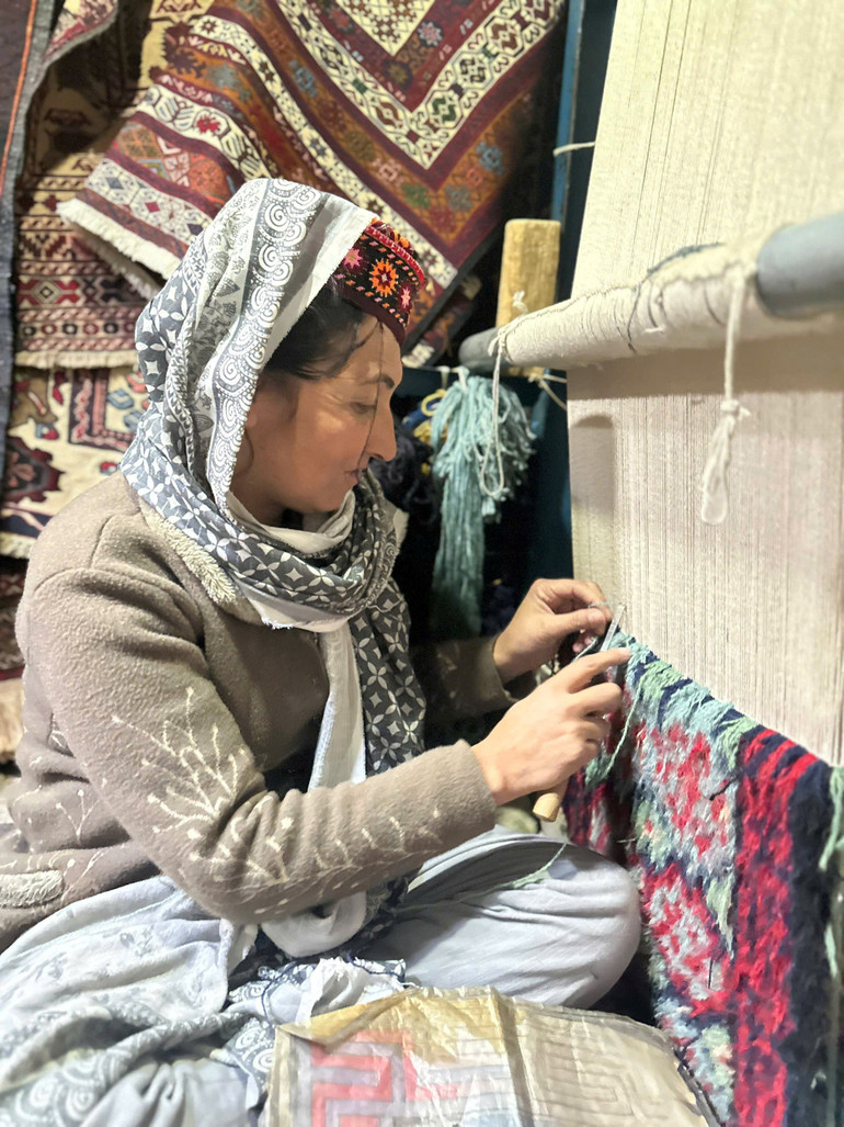 Khalida trong xưởng dệt thảm. Khalida trong xưởng dệt thảm.