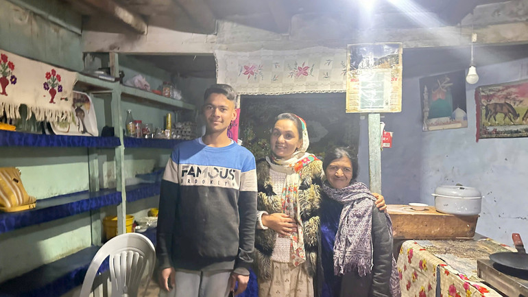 Musa (đứng giữa) cùng một cộng sự và con trai. Musa (đứng giữa) cùng một cộng sự và con trai.