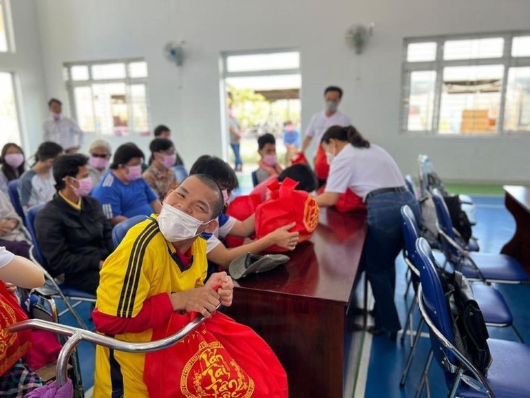 Trẻ em khuyết tật vui mừng khi nhận được những phần quà Tết.