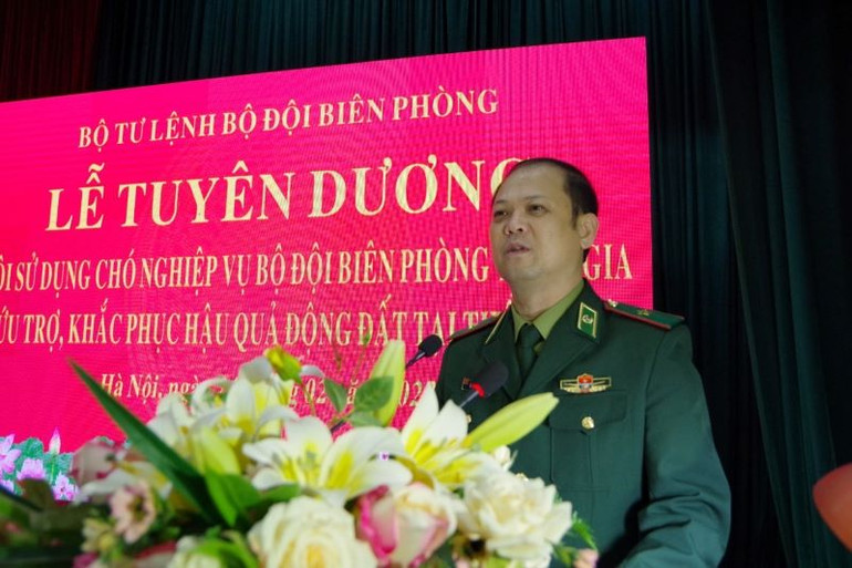 Thiếu tướng Nguyễn Anh Tuấn, Bí thư Đảng ủy, Chính ủy Bộ đội Biên phòng tuyên dương đội huấn luyện viên và chó nghiệp vụ vừa hoàn thành xuất sắc nhiệm vụ từ Thổ Nhĩ Kỳ trở về.