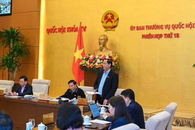 Phó Chủ tịch Quốc hội Trần Quang Phương điều hành nội dung thảo luận tại phiên họp.