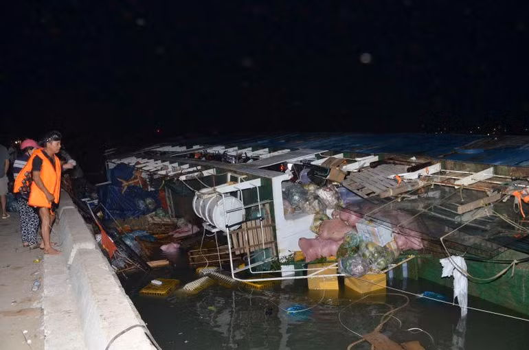 Tàu Hoàng Thiên 99 bị lật nghiêng về mạn trái ngay tại bến Cảng.