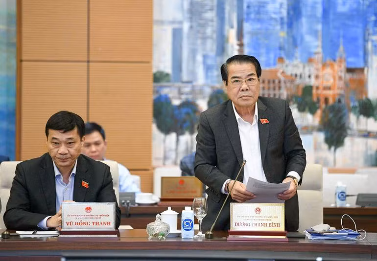 Trưởng ban Dân nguyện Dương Thanh Bình trình bày báo cáo tại phiên họp. (Ảnh: DUY LINH) Trưởng ban Dân nguyện Dương Thanh Bình trình bày báo cáo tại phiên họp. (Ảnh: DUY LINH)