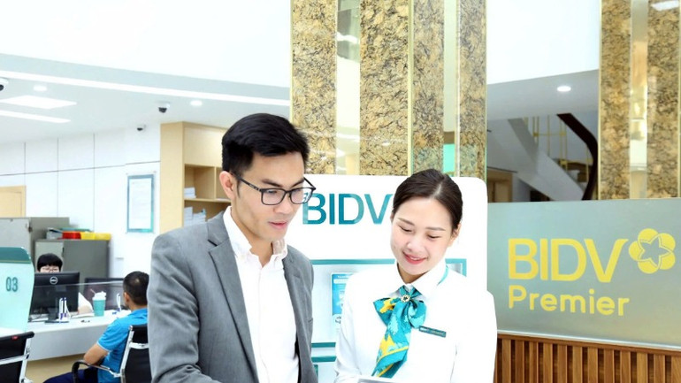 Nhân viên Ngân hàng thương mại cổ phần Đầu tư và Phát triển Việt Nam (BIDV) Chi nhánh Vĩnh Phúc tư vấn cho khách hàng gói tín dụng mua nhà ở. (Ảnh: MAI LIÊN)