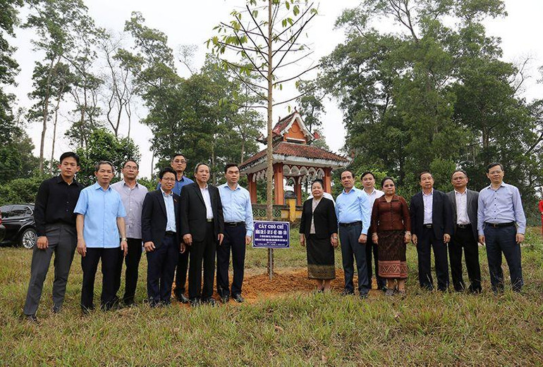 Đoàn công tác Ban tổ chức Trung ương Đảng Nhân dân cách mạng Lào trồng cây lưu niệm tại di tích cách mạng Lào tại thôn Làng Ngòi, xã Mỹ Bằng, huyện Yên Sơn (Tuyên Quang).