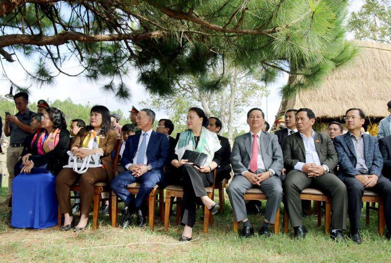 Nguyên Chủ tịch Quốc hội Nguyễn Thị Kim Ngân (giữa) và lãnh đạo tỉnh Lâm Đồng tham dự chương trình.