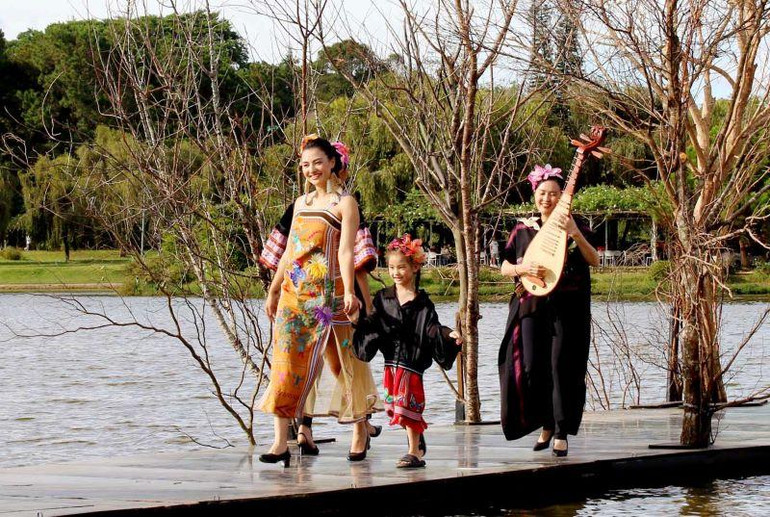 Tình ca chiều phố núi.