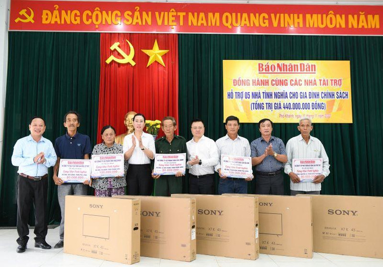 Đồng chí Lê Quốc Minh và Bùi Thị Quỳnh Vân cùng đại diện nhà tài trợ trao biểu trưng tặng nhà tình nghĩa và tặng quà cho 5 gia đình chính sách ở xã Phổ Khánh, thị xã Đức Phổ. (Ảnh: THÀNH ĐẠT)