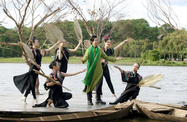 Thời trang tơ lụa trên nền thổ cẩm Tây Nguyên kết hợp biểu diễn nghệ thuật trên hồ Xuân Hương - Đà Lạt.