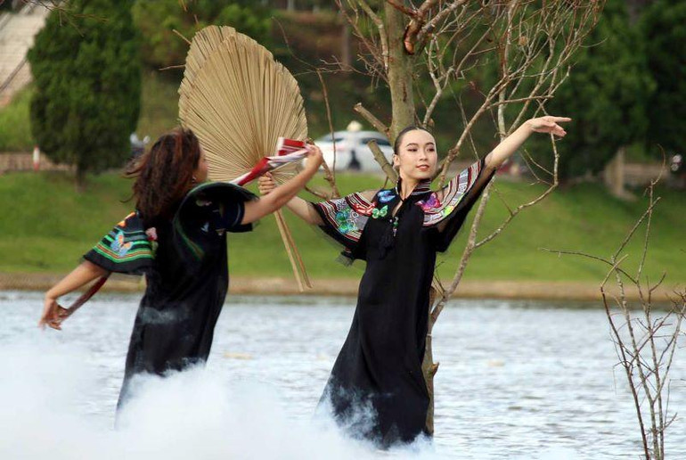 Sự hòa quyện tinh tế giữa lụa và thổ cẩm.