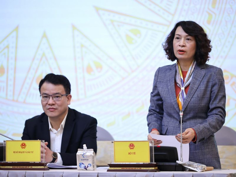 Thứ trưởng Y tế Nguyễn Thị Liên Hương trả lời câu hỏi của các nhà báo.