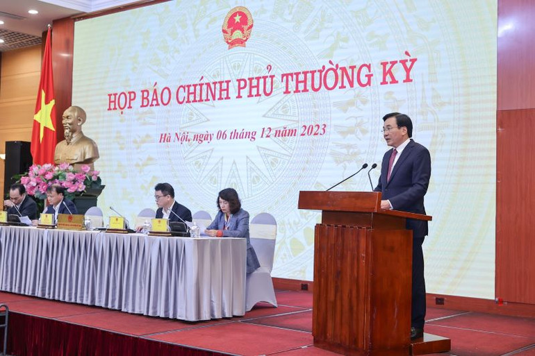 Bộ trưởng, Chủ nhiệm Văn phòng Chính phủ Trần Văn Sơn chủ trì họp báo Chính phủ thường kỳ.