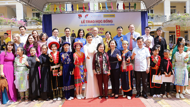 Lễ trao học bổng cho học sinh dân tộc tỉnh Cao Bằng. (Nguồn: Humanactprize.org)