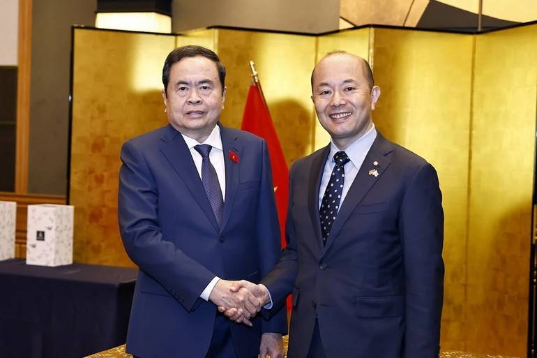 Chủ tịch Quốc hội Trần Thanh Mẫn và Thị trưởng thành phố Nagasaki Suzuki Shiro. (Ảnh: TTXVN)