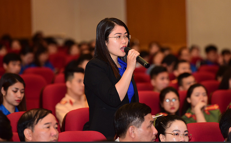 Đại diện thanh niên tỉnh Tuyên Quang đặt câu hỏi cho các đại biểu.