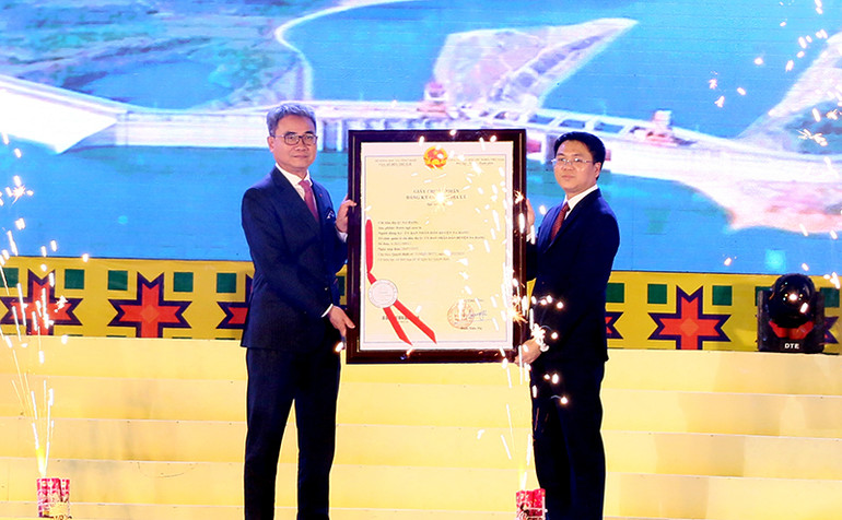 Lãnh đạo huyện Na Hang nhận chỉ dẫn địa lý rượu ngô men lá Na Hang.