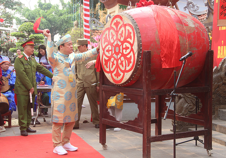 Lãnh đạo thành phố Tuyên Quang đánh trống khai hội đền Hạ, đền Thượng, đền Ỷ La.