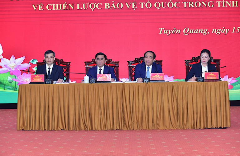 Các đồng chí chủ trì Hội nghị.