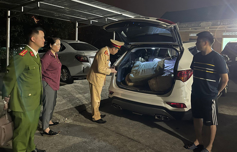 Lực lượng chức năng kiểm tra xe ô tô vận chuyển biển kiểm soát 22A-074.36 do Nguyễn Thị Nga điều khiển.