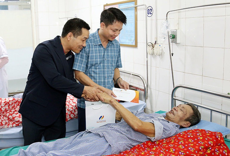 Lãnh đạo Ủy ban Mặt trận Tổ quốc Việt Nam tỉnh và Công ty Bảo hiểm Pjico Tuyên Quang tặng quà Tết cho bệnh nhân.