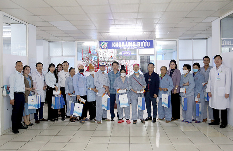 Lãnh đạo Ủy ban Mặt trận Tổ quốc Việt Nam tỉnh, Văn phòng đại diện Báo Nhân Dân và Công ty Bảo hiểm Pjico Tuyên Quang tặng quà Tết cho bệnh nhân.