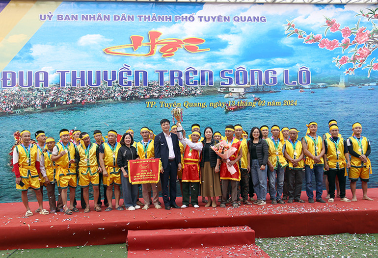 Ban tổ chức trao giải Nhất cho đội đua xã Tràng Đà.