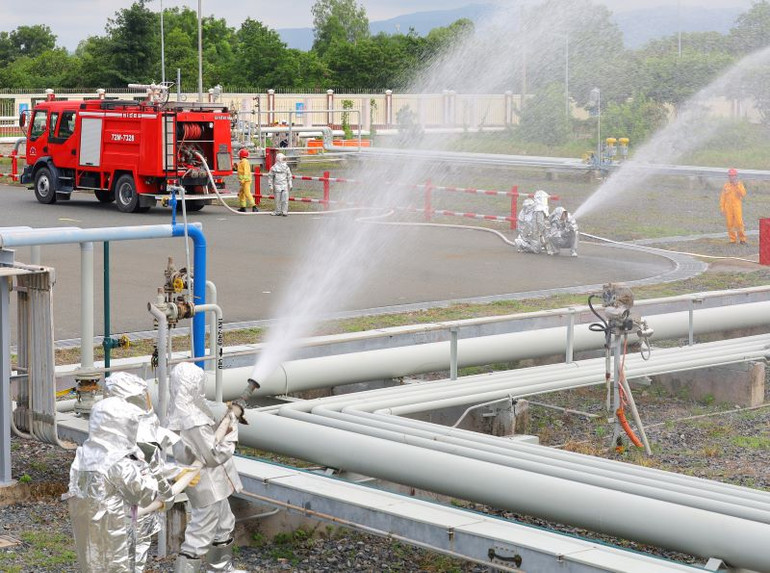 Triển khai đội hình chữa cháy trong môi trường có khí độc.