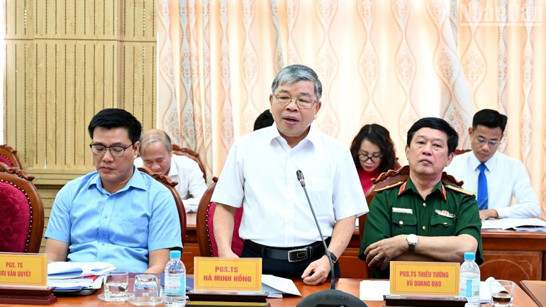 Phó giáo sư, Tiến sĩ Hà Minh Hồng phát biểu tham luận tại hội thảo.