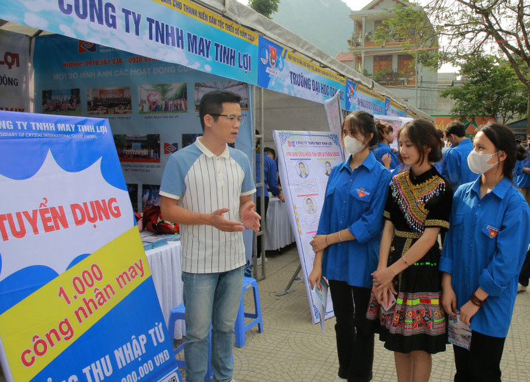 Đại diện Công ty trách nhiệm hữu hạn may Tinh Lợi tư vấn, giới thiệu việc làm cho thanh niên dân tộc thiểu số huyện Thuận Châu.
