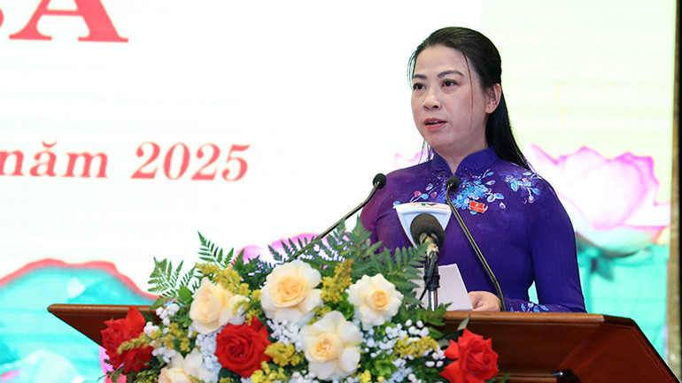 Đồng chí Lê Thị Kim Dung, Phó Bí thư Thường trực Tỉnh ủy, Chủ tịch Hội đồng nhân dân tỉnh Tuyên Quang phát biểu kết luận kỳ họp.