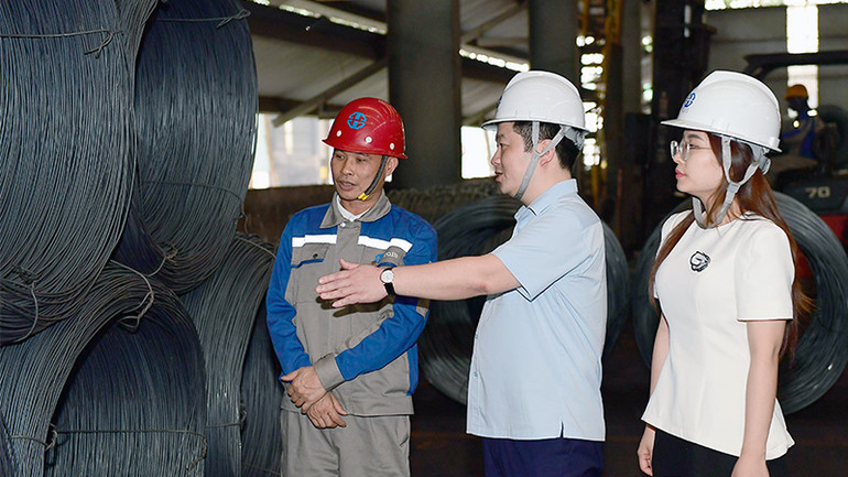 Lãnh đạo Sở Công Thương nắm bắt tình hình sản xuất tại Công ty trách nhiệm hữu hạn Gang thép Tuyên Quang. Lãnh đạo Sở Công Thương nắm bắt tình hình sản xuất tại Công ty trách nhiệm hữu hạn Gang thép Tuyên Quang.